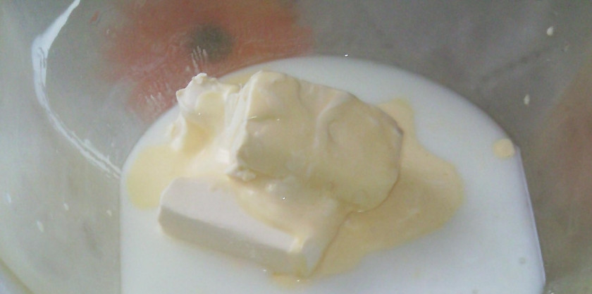 1. Этап. Самса с мясом и картошкой: Сделаем тесто. В небольшой миске смешаем маргарин и кефир. Добавим соль, сахар и соду.