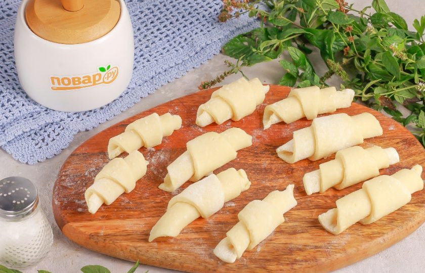 1. Этап. Творожные рогалики Нежнее нежного: Далее каждый сегмент скатайте рулетиком, начиная от широкой части. Узкий треугольничек должен оказаться сверху. Так поступите с каждым треугольным сегментом.