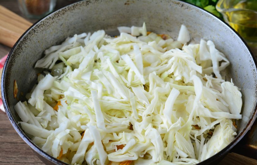 1. Этап. Капустная запеканка на кефире в духовке: Нашинкуйте капусту и всыпьте в сковороду.