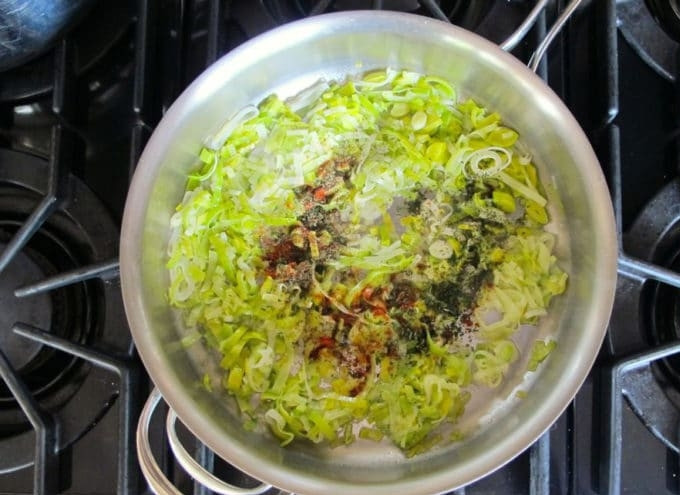 1. Этап. Суп с луком-пореем и картофелем: 3. Затем добавьте к луку тимьян, паприку и перец. Перемешав, обжарьте всё вместе 1,5 минуты.