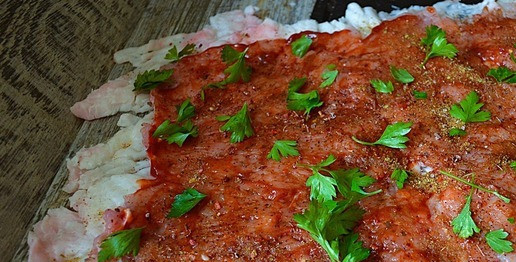 1. Этап. Шашлык-рулет: Смазать томатным соусом, разложить листочки петрушки.