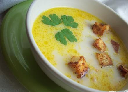 1. Этап. Суп из плавленных сырков: 6. Натертые сырки засыпаем почти в готовый суп. Все тщательно перемешиваем, пока не растворятся сырки. Такой суп можно подать с сухариками.