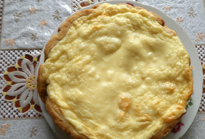 1. Этап. Творожная Лакомка на песочном тесте: Аккуратно извлекаем пирог из чаши мультиварки. Готово!