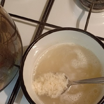 1. Этап. Кабачки, фаршированные рисом и тушенкой: Рис заранее отварить до полуготовности и остудить.