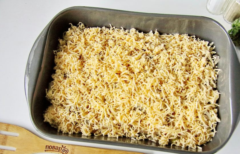 1. Этап. Запеканка Жульен: Верх посыпьте тертым сыром и запекайте в разогретой до 180 градусов духовке около 20-25 минут.