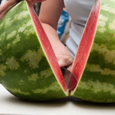 1. Этап. Коктейль из арбуза: 2. Арбуз разрежьте. Мякоть порежьте на кубики, выберите косточки.