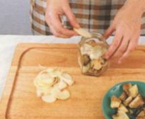 1. Этап. Маринованные белые грибы с чесноком: 4. Пока стерилизуются банки, режем лук и чеснок. Добавляем в банки и выкладываем грибы. Вот теперь можно заливать их маринадом, добавив в конце столовую ложку растительного масла в каждую банку. Закатываем банки и отправляем в кладовую.