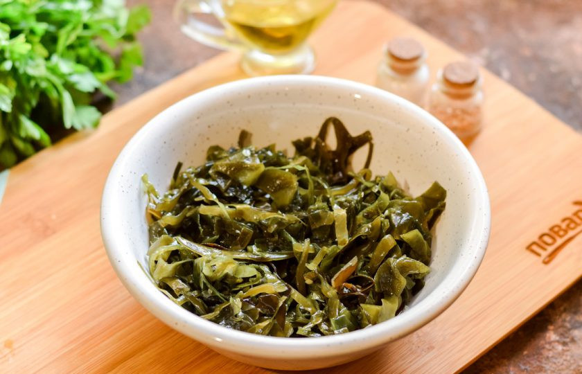 1. Этап. Салат из морской капусты и морского коктейля: Переложите морскую капусту в салатник. Если капуста слишком длинная, нарежьте ее небольшими частями.