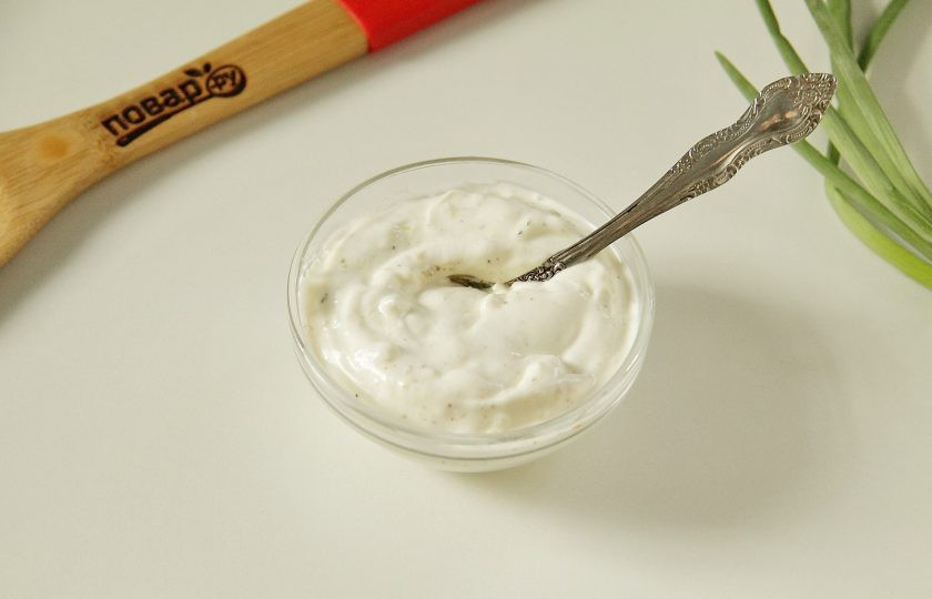 1. Этап. Рыбные оладьи: Пока оладьи пекутся, приготовьте соус. Для этого соедините сметану или йогурт с пропущенным через пресс чесноком, соком лимона, солью, специями и оливковым маслом. Перемешайте. Соус готов.