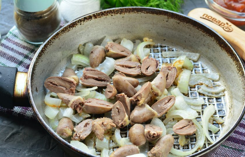 1. Этап. Куриные сердечки по-грузински: Выложите отварные куриные сердечки. Обжаривайте все вместе пару минут.