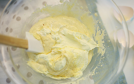 1. Этап. Бисквит на сметане: 1. Для начала в глубокой мисочке разотрите как следует желтки с сахаром (в данном рецепте приготовления бисквита на сметане белки не используются). Добавьте сметану, как следует перемешайте.