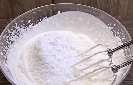 1. Этап. Крем из сыра маскарпоне: Добавляем к сливкам сахарную пудру и продолжаем взбивать до устойчивых пиков.