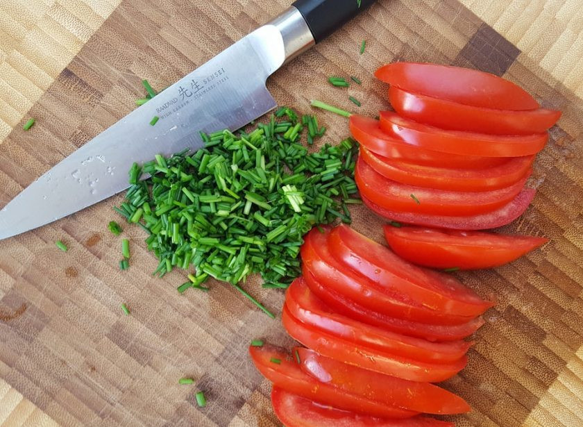 1. Этап. Омлет с помидорами и луком: 4. В это время мелко нашинкуйте лук. Нарежьте дольками помидоры.