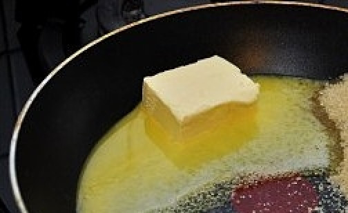 1. Этап. Печеные пирожки с яблоками: Разогреть сковороду или сотейник, распустить 50 г сливочного масла, добавить сахар. Выложить яблоки, перемешать и тушить минут 5-7. Посыпать корицей, перемешать еще раз и, сняв с огня, остудить до комнатной температуры.