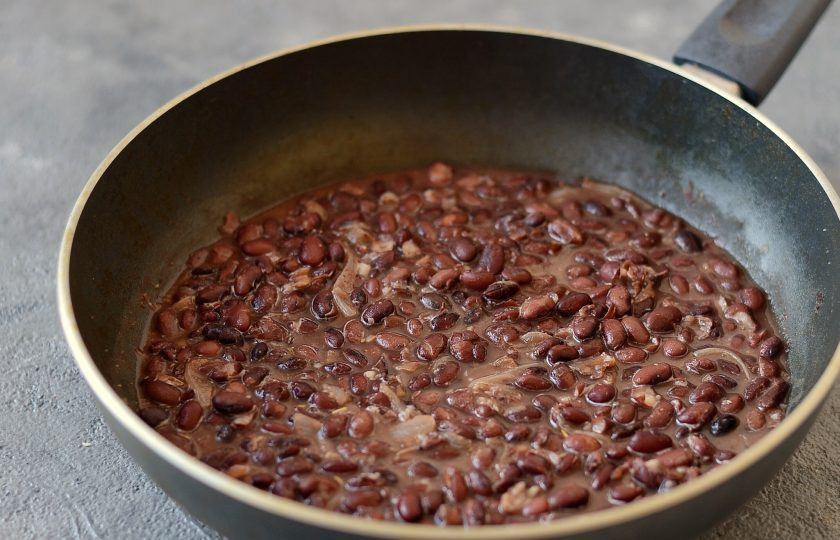 1. Этап. Киркаш: Верните измельченную фасоль в сковороду. Добавьте все специи и уксус. Разбавьте фасоль отваром от варки до консистенции густого супа. Прогрейте на медленном огне 5-7 минут.