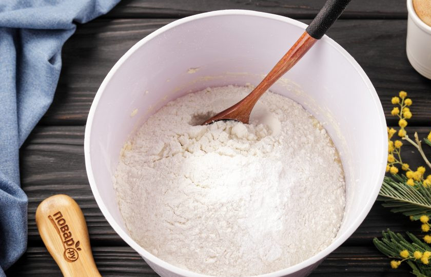 1. Этап. Сочни по ГОСТу: Взбейте еще раз, добавьте муку и разрыхлитель.