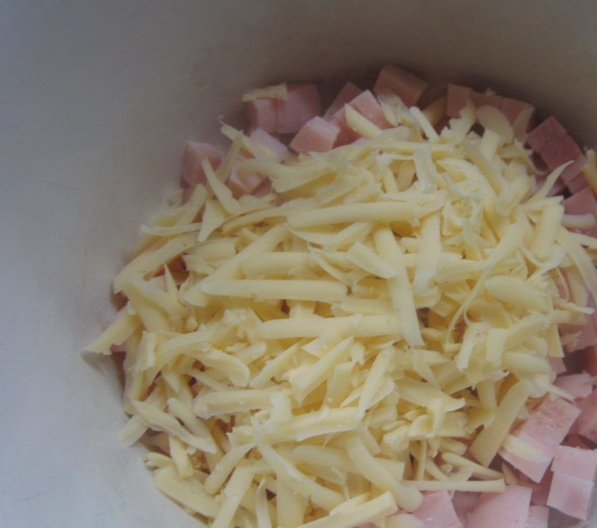 1. Этап. Салат из опят маринованных: 1. Этот салат готовится с ветчиной, поэтому к ее выбору нужно подойти с особой тщательностью. Нарезаем ветчину соломкой и отправляем в емкость, в которой будем замешивать салат. Добавляем натертый на средней терке сыр.