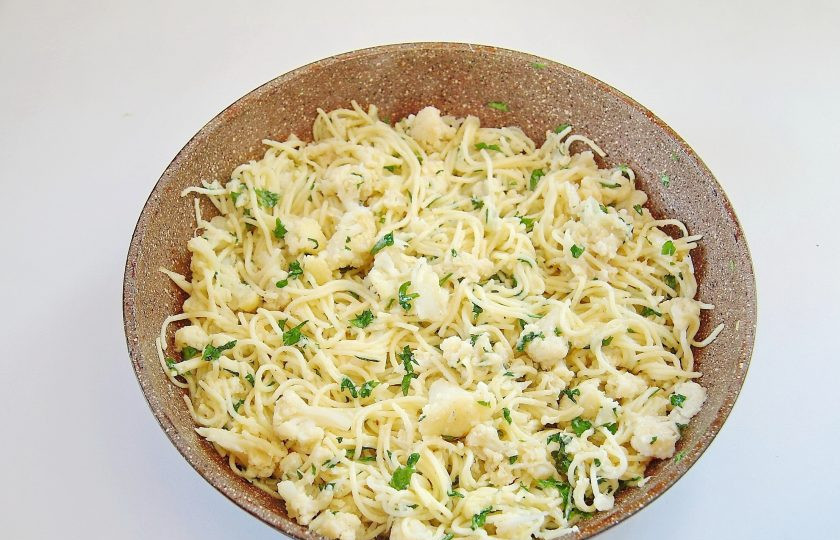 1. Этап. Паста с цветной капустой и петрушкой: 7. Перемешайте, прогрейте все вместе пару минут и снимите с плиты.