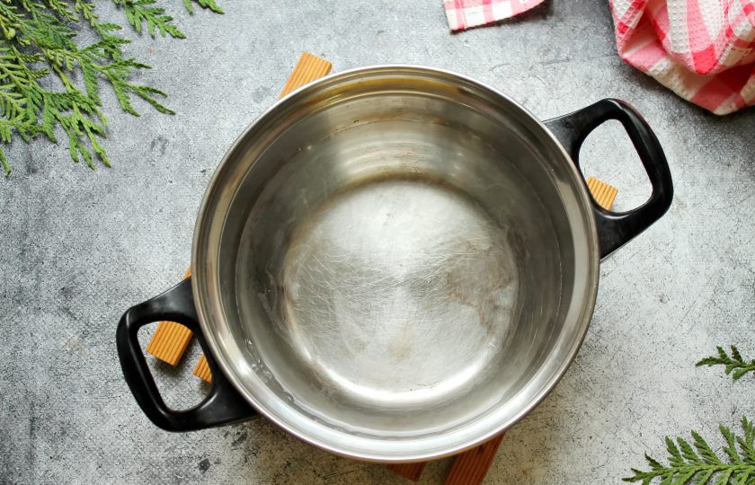 1. Этап. Мандариновый ликер: Воду соедините с сахаром, доведите до кипения и варите в течение двух минут на среднем огне. Готовый сироп полностью остудите.