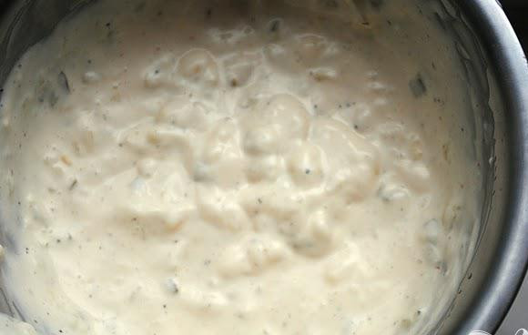 1. Этап. Сэндвич с рыбой и соусом: 1. Чтобы приготовить соус, смешать все ингредиенты до однородной консистенции и охладить до готовности к использованию.