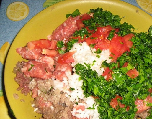 1. Этап. Долма азербайджанская: 5. Перекрутите фарш. Соедините его с помидорами, зеленью, чесноком, рисом. Посолите, добавьте перец. Перемешайте.