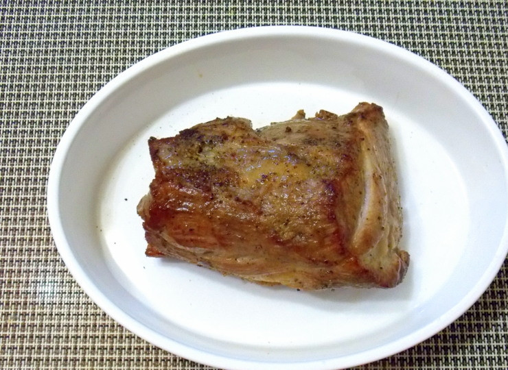 1. Этап. Свинина, запеченная в апельсиновом соусе: Влейте немного воды в форму для запекания, переложите мясо.