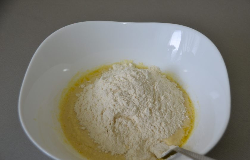 1. Этап. Пицца Примавера: Всыпьте муку.