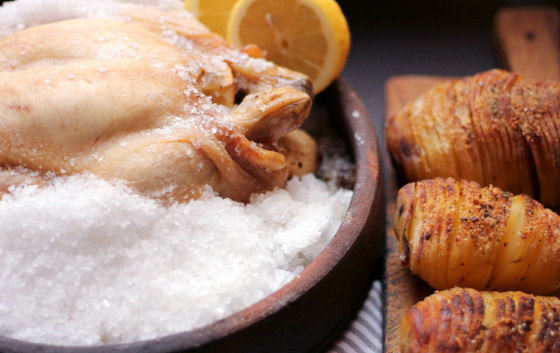 1. Этап. Курица, запеченная в соли: 6. Чудесная курочка и красивейший картофель готовы! Разбейте и снимите соль, подавайте со свежим салатом. Приятного аппетита!