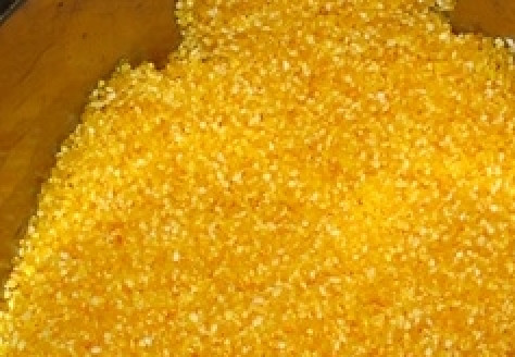 1. Этап. Кукурузная каша в мультиварке: Хорошенько промойте кукурузную крупу под проточной водой (промывайте до тех пор, пока вода не станет прозрачной).