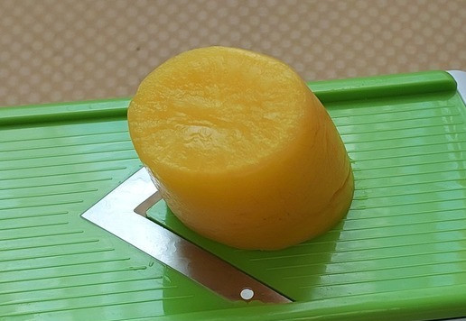 1. Этап. Салат с чукой, редисом и киноа: Такуан нарезать тонкими слайсами и потом соломкой. Такуан использовать необязательно, но с ним вкуснее. На фото 100г кусочек, в салат использовала половину.