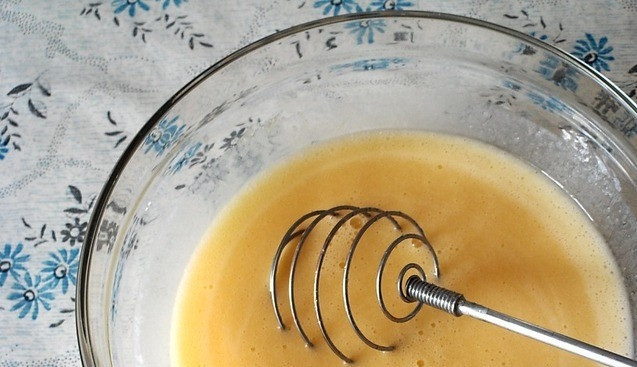 1. Этап. Бисквит на кефире: 2. Добавьте 10 больших ложек сахара, затем продолжайте взбивать яйца, только уже вместе с добавленным ингредиентом. Постепенно добавляйте 10 ложек кефира, взбивайте до того момента, пока перед вами не будет стоять однородная масса.