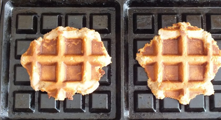 1. Этап. Вафли из гречневой муки: Готовые вафли должны быть румяными и хорошо сниматься с панели. Подобным образом обжарьте оставшееся тесто.