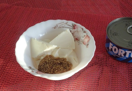 1. Этап. Рулет из лаваша Новогодний: В миску выкладываем майонез, 1 ч. л. зернистой горчицы и ломтики плавленого сыра.