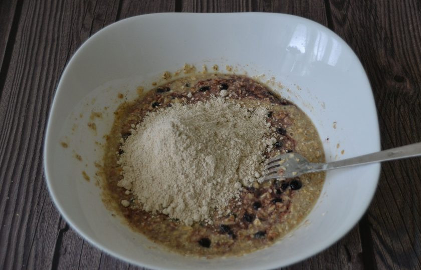 1. Этап. Овсяное печенье с вареньем: Если тесто для печенья будет недостаточно густым, всыпьте 2 ст. ложки овсяной муки.