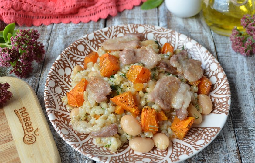 1. Этап. Перловая каша с фасолью, тыквой и беконом: Разложите порционно перловую кашу, сверху — кусочки бекона и тыквы. Подавайте к столу!