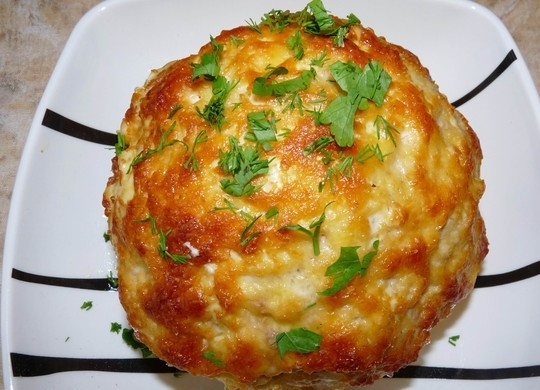 1. Этап. Цветная капуста, фаршированная фаршем: Когда наша фаршированная капуста немного остынет, нарезаем ее на кусочки и украшаем свежей зеленью.