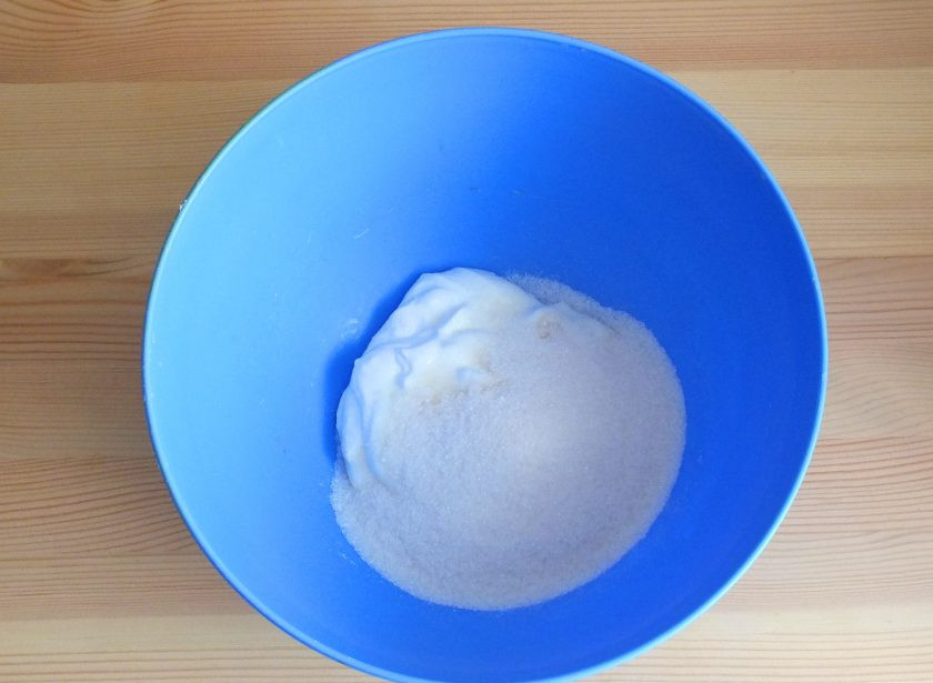 1. Этап. Морковный кекс со сметанно-лимонной пропиткой: В чашу переложите сметану, добавьте сахар. Взбейте миксером до растворения сахара.