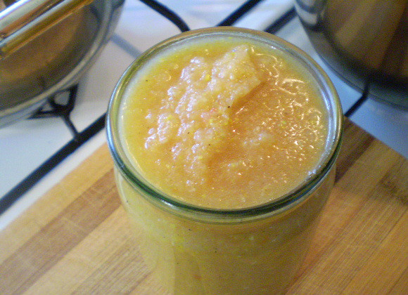 1. Этап. Закатка кабачковой икры на зиму: Раскладываем по стерильным баночкам.