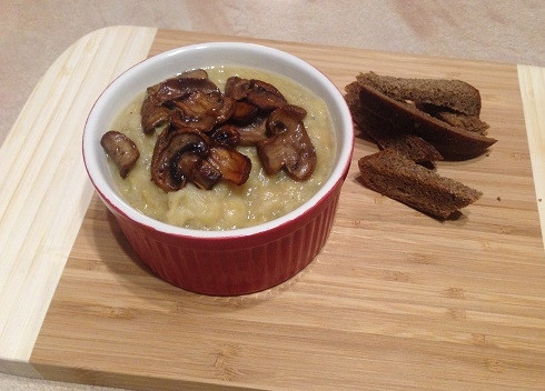 1. Этап. Пюре из нута с тыквой и грибами: 10. И вот наше ароматное и вкусное блюдо готово. Выкладываем пюре в тарелку, сверху добавляем обжаренные грибы.