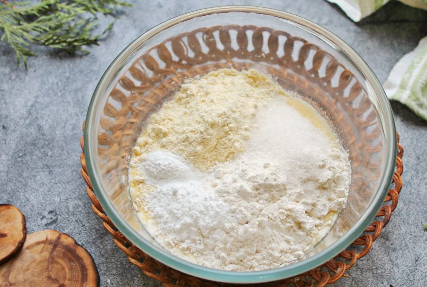 1. Этап. Кукурузные кексы с цукатами: Смешайте кукурузную муку, пшеничную муку и разрыхлитель. Всыпьте в чашу с массой.