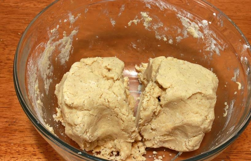 1. Этап. Ореховое печенье (песочное): 6. Разделите полученное тесто на две части, в одну добавьте какао.