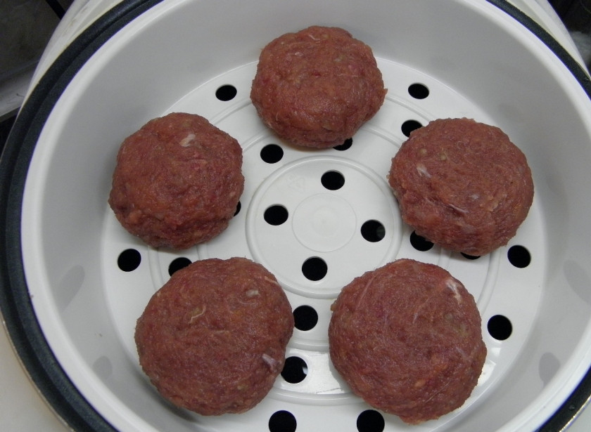 1. Этап. Котлеты под грибным соусом: Готовьте котлеты на пару небольшими партия по 5-6 штук в течение 45 минут. Режим мультиварки — 