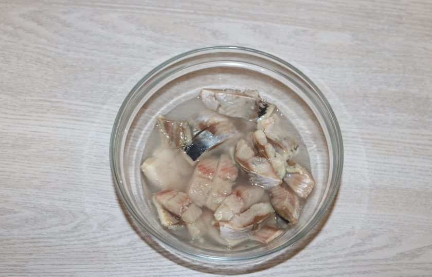 1. Этап. Хе из сельди по-корейски: Сельдь нарежьте порционными кусочками, залейте уксусом.