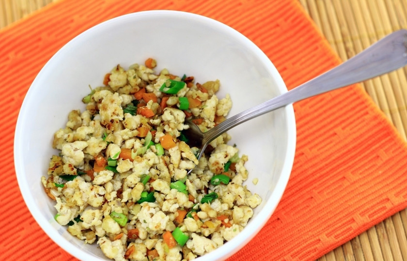 1. Этап. Салат Русская красавица с грибами: Варёные грибные ножки нарежьте мелко или тоже пропустите через мясорубку. Добавьте к начинке из курицы и овощей. Перемешайте.