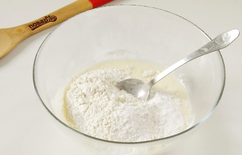 1. Этап. Пирог со сладким перцем и курицей: Перемешайте и добавьте разрыхлитель. Частями введите муку.