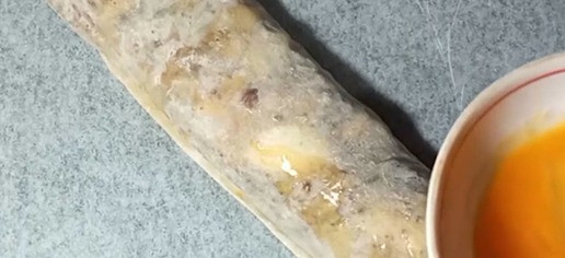 1. Этап. Яблочный штрудель в лаваше: Сверните лаваш в рулет и смажьте сверху яичным желтком. Выпекайте в духовке 15 минут при температуре 180 градусов.