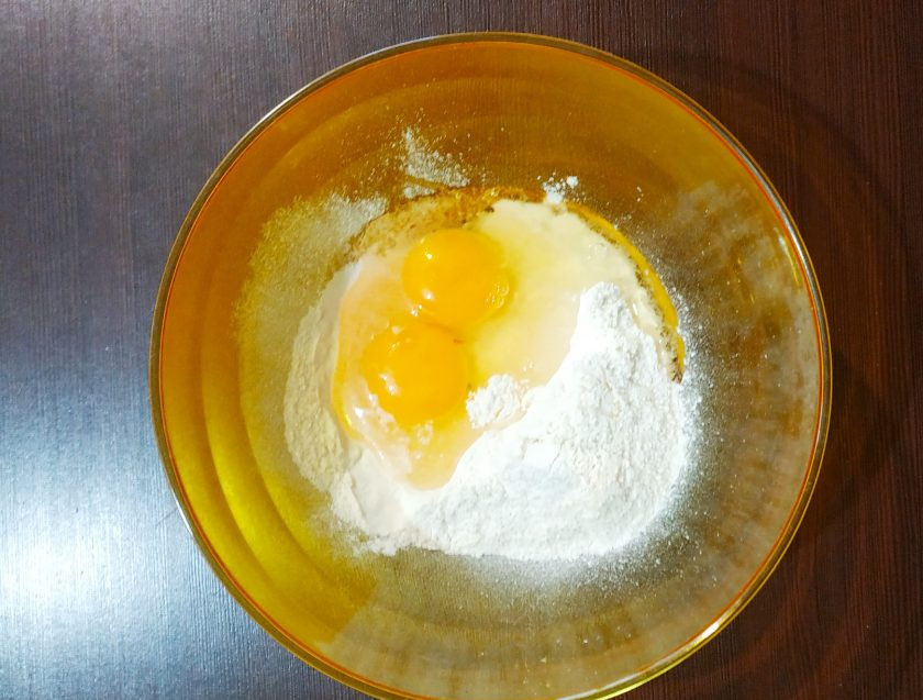 1. Этап. Казаречче с беконом и грибами: Казаречче можно купить готовые, но мы не ищем легких путей и будем делать пасту сами. Муку просейте, добавьте яйца и соль.