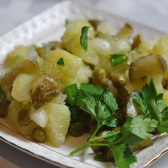 Салат картофельный с маринованными огурцами