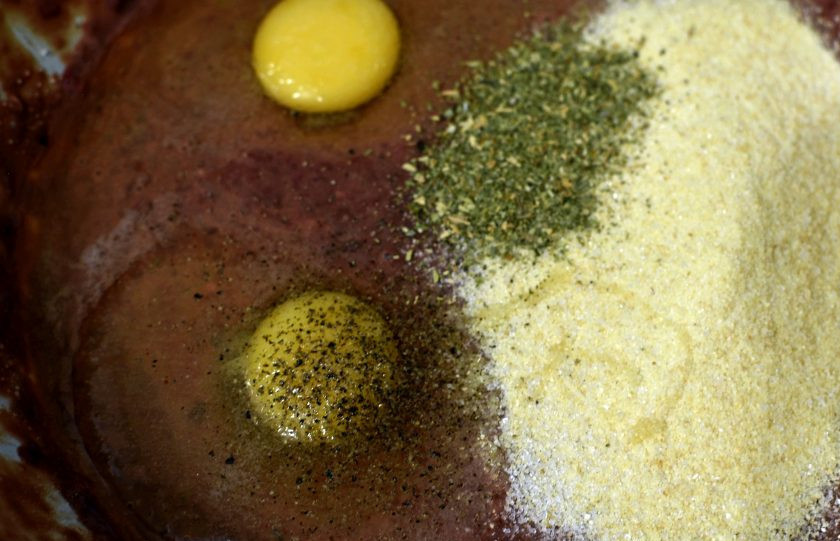 1. Этап. Котлеты из печени с овсяными хлопьями: Печень нужно зачистить от пленок и протоков и пропустить вместе с луком через мясорубку. Я любой фарш всегда пропускаю дважды. Затем добавим в фарш яйца, манную крупу, соль, перец, сушеные травы. Перемешайте.