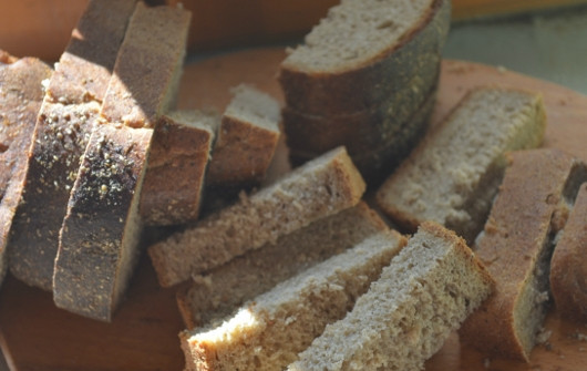 1. Этап. Сухарики домашние: Нарезаю бородинский хлеб, как обычно, привычными кусками. После этого складываю куски по 4 штуки. Если вы не уверены в ноже, обязательно подточите его. В противном случае режьте каждый кусочек отдельно.